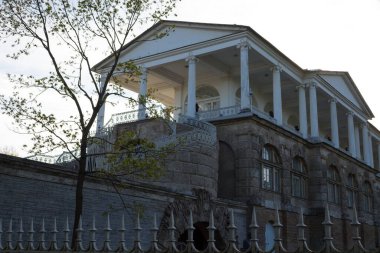 Park 'taki galeri. Aşağıdan bak, kimse yok. Puşkin. Saint Petersburg.