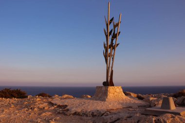Barış Anıtı ya da yerlilerin deyimiyle kuş heykeli. Gökyüzüne doğru süzülen bir kuş sürüsü. Cape Cavo Greco (Capo Greco) . Kıbrıs.