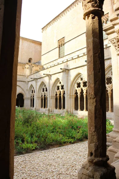 緑の中庭 列とポブレット修道院 猫の石のアーチを彫刻 サンタ マリア ポブレット修道院 Reial Monester Santa Maria — ストック写真