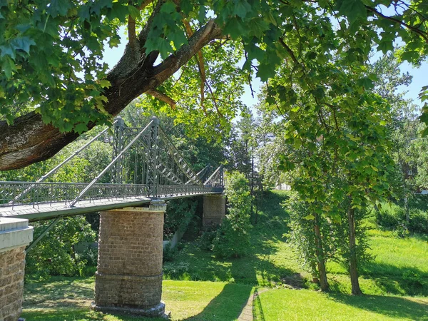 Kronstadt Güneşli Bir Yaz Gününde Asılan Yayalar Makarovsky Köprüsü — Stok fotoğraf