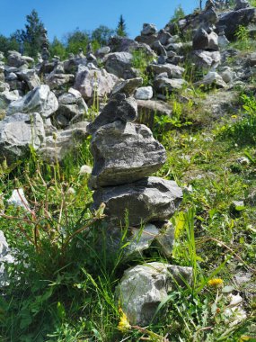 Güneşli bir yaz gününde Ruskeala Dağ Parkı 'nda dilek tutmak için Beyaz Dağ' ın yamacına inşa edilmiş mermer bir piramit...