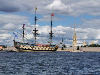 Donanma Günü için Neva su bölgesinde St. Petersburg 'da yelkenli firkateyni Poltava.
