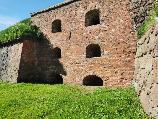 16世紀に建てられた抜け穴を持つPanzerlaksベース 明確な夏の日にヴィボルグの街で — ストック写真