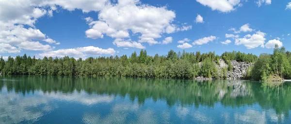 Panorama Costa Lago Svetloye Com Água Turquesa Que Reflete Árvores — Fotografia de Stock