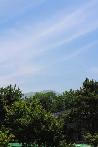 Vista Árvores Uma Casa Com Telhado Azulejos Montanhas Contra Céu — Fotografia de Stock