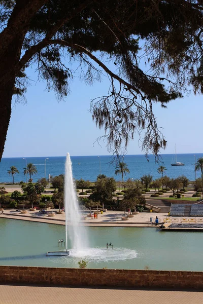 Fontein Dijk Tegen Achtergrond Van Zee Blauwe Lucht Palma Mallorca — Stockfoto