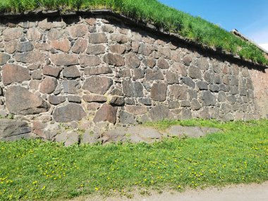 Panzerlaks Kalesi duvarı, 16. yüzyılda, açık bir yaz gününde Vyborg şehrinde inşa edildi..