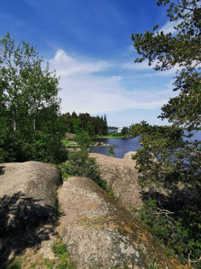 Vyborg şehrinin Monrepos Parkı 'ndaki Vyborg Körfezi' nin kıyısında duran Neptün Tapınağı 'nın görüntüsü bulutlu mavi gökyüzünün arka planına karşı..