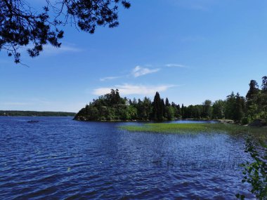 Vyborg Körfezi kıyısından adaya Monrepos kayalıklarında bir şapel ile Vyborg şehrinin Doğal Parkı 'na bakın..