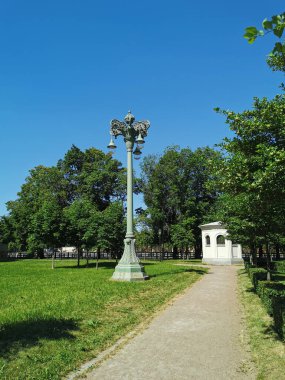 Kronstadt 'ta güneşli bir yaz gününde, Deniz Katedrali bahçesindeki en güzel sokak lambası..