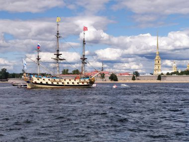 Donanma Günü için Neva su bölgesinde St. Petersburg 'da yelkenli firkateyni Poltava..