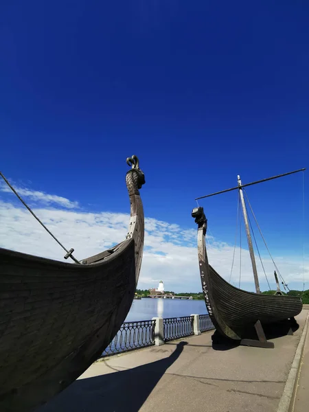 Salakka - Lahti Körfezi kıyısındaki Viking tekneleri, Vyborg şehrinde mavi gökyüzüne karşı çekilen film çekiminden sonra ayrıldılar..