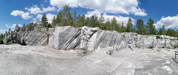 Kilátás Egy Olasz Kőfejtőre Sima Szakaszokkal Függőleges Márványvágásokkal Ruskeala Mountain — Stock Fotó