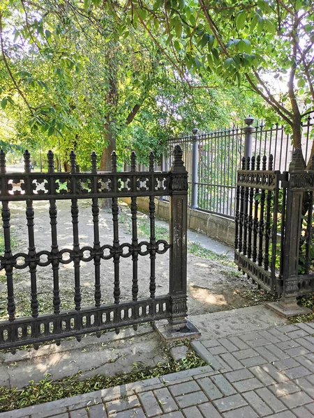 Ein Gusseiserner Zaun Und Ein Tor Zum Katharinenpark Der Stadt — Stockfoto