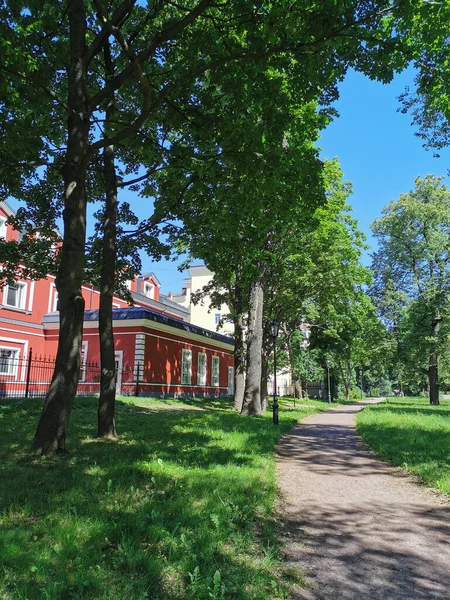 Sentier Côté Magnifique Bâtiment Ancien Dans Jardin Été Kronstadt Sur — Photo