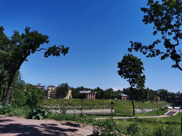 Vista Caminho Lanternas Margem Piscina Dock Jardim Verão Cidade Kronstadt — Fotografia de Stock