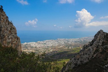 Saint Hilarion kalesinin duvarları arasında, Kyrenia şehrini ve Akdeniz 'i görebilirsiniz. Kıbrıs.