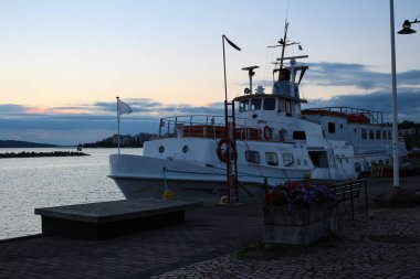 Küçük beyaz gemiler Vesijrvi Gölü rıhtımına demirlediler. Lahti. Finlandiya.