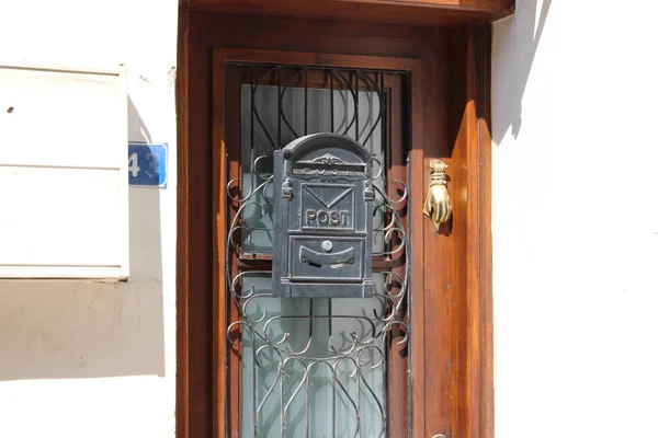 Оригінальні Дерев Яні Вхідні Двері Кованою Решіткою Поштовою Скринькою Латунною — стокове фото