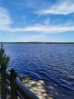 Vyborg Körfezi kıyılarının manzarası açık bir yaz gününde Vyborg şehrinin kayalık doğal parkından Monrepos..