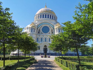 1903 'te Kronstadt' ta bir yaz günü inşa edilen ağaçların arasında Amiral Ushakov ve Deniz Kuvvetleri Katedrali anıtı görülüyor..