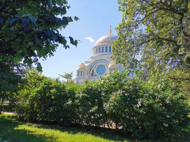 Nicholas Katedrali, 1903 'te Neo-Bizans tarzında inşa edilmiş, ağaçların arasında, Kronstadt' ta bir yaz gününde..