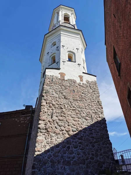 旧時計塔 旧鐘楼の下のビューは 青い空に対してヴィボルグの街で — ストック写真
