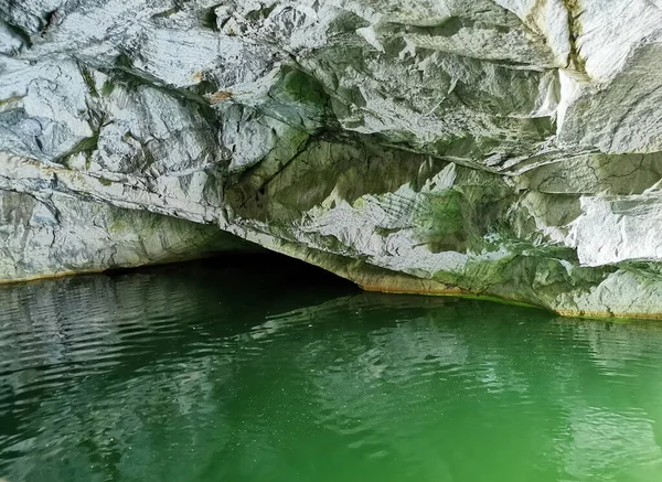 Стена Грота Отраженная Изумрудной Воде Мраморного Каньона Горном Парке Рускеала — стоковое фото