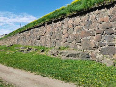 Panzerlaks Kalesi duvarı, 16. yüzyılda, açık bir yaz gününde Vyborg şehrinde inşa edildi..