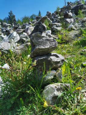 Güneşli bir yaz gününde Ruskeala Dağ Parkı 'nda dilek tutmak için Beyaz Dağ' ın yamacına inşa edilmiş mermer bir piramit..