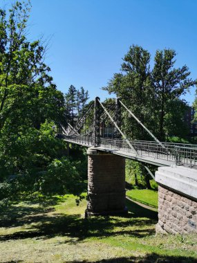 Kronstadt 'ta güneşli bir yaz gününde asılan, yayalar, Makarovsky köprüsü.