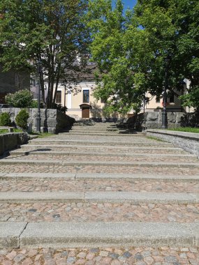 Vyborg 'da güneşli bir yaz gününde parkta büyük, geniş, taştan bir merdiven..