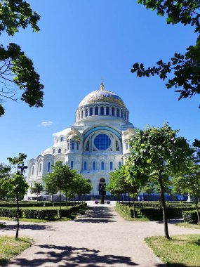 Meydanı ve 1903 'te Kronstadt' ta bir yaz günü inşa edilen ağaçların arasındaki Aziz Niklas Katedrali 'ni görüyoruz..