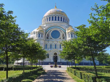 1903 'te Kronstadt' ta bir yaz günü inşa edilen ağaçların arasında Amiral Ushakov ve Deniz Kuvvetleri Katedrali anıtı görülüyor..