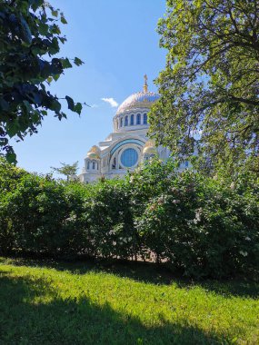 Nicholas Katedrali, 1903 'te Neo-Bizans tarzında inşa edilmiş, ağaçların arasında, Kronstadt' ta bir yaz gününde..