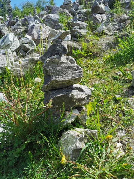 여름날러 공원에서 소원을 이루기 백산의 비탈에 세워진 대리석 피라미드 — 스톡 사진