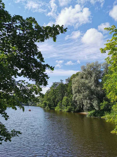 Ein Teich Zwischen Den Bäumen Stadtpark Urlauber Einem Sonnigen Sommertag — Stockfoto
