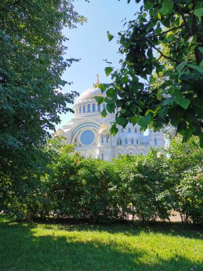 Nicholas Katedrali, 1903 'te Neo-Bizans tarzında inşa edilmiş, ağaçların arasında, Kronstadt' ta bir yaz gününde..