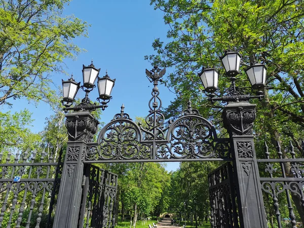 Caillebotis Fonte Clôture Portes Lanternes Dans Jardin Été Kronstadt Sur — Photo