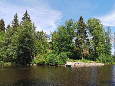 Vyborg Körfezi kıyısından adaya bir şapel ve bir mağara ile Monrepos Kayası 'nda açık bir yaz gününde Vyborg kentinin Doğal Parkı' na bakın.