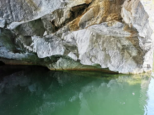 Τείχος Του Σπηλαίου Αντανακλάται Στο Σμαραγδένιο Νερό Του Μαρμάρου Canyon — Φωτογραφία Αρχείου