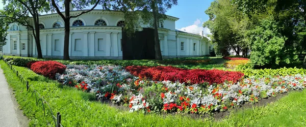 Panorama Jardim Flores Parque Com Coleus Vermelho Verde Pavilhão Dia — Fotografia de Stock