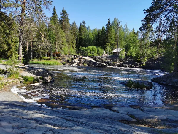 Die Malerischen Wasserfälle Tokhmayoki Fluss Dessen Ufer Sich Ein Holzhaus — Stockfoto