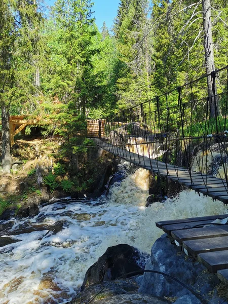 Fußgänger Hängebrücke Über Den Ahvenkoski Wasserfall Tokhmayoki Fluss Karelien Einem — Stockfoto