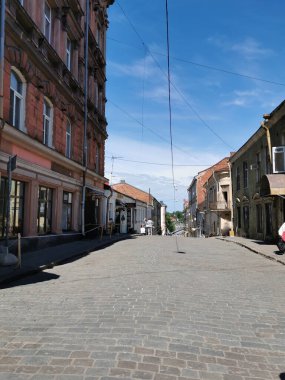 Güneşli bir yaz gününde Vyborg şehrinin kaldırımlı, dar, antik bir caddesi..