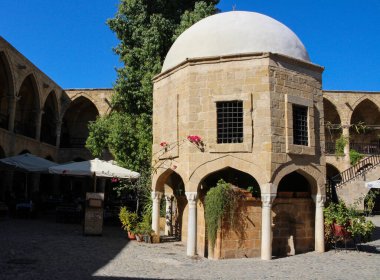 NICOSIA . CYPRUS. Mavi gökyüzüne karşı karavanın avlusunda küçük bir cami..