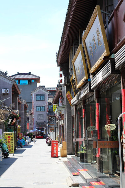 XI'AN. КИТАЙ. Магазины на улице в центре города. Старый город. На улице не так много людей..