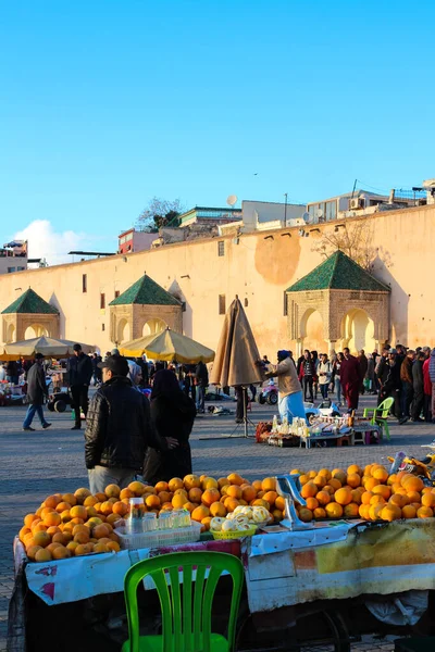 メクネスだ モロッコ ヘディム広場にあるモロッコ市場の民族衣装の人々 — ストック写真