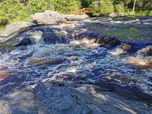 Vista Burbujeante Cascada Con Agua Marrón Sobre Río Tokhmayoki Karelia —  Fotos de Stock