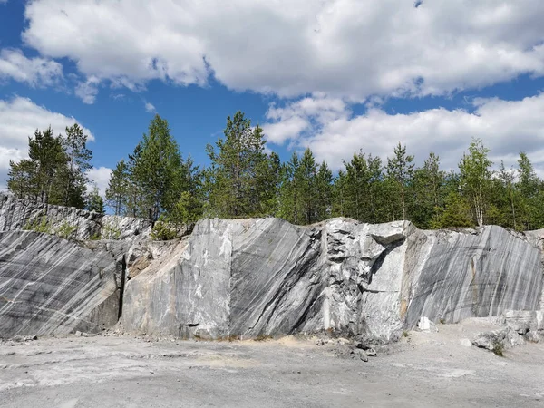 Włoski Kamieniołom Gładkimi Cięciami Cięciami Podczas Wydobycia Marmuru Parku Górskim — Zdjęcie stockowe